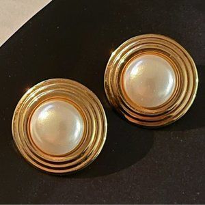 **SOLD** ✨Luxurious Vintage Pearl Gold Stud Earrings